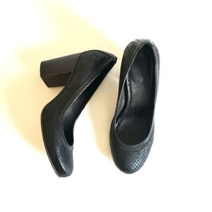 Frye Embossed Black Leather Carson Pump sz 9